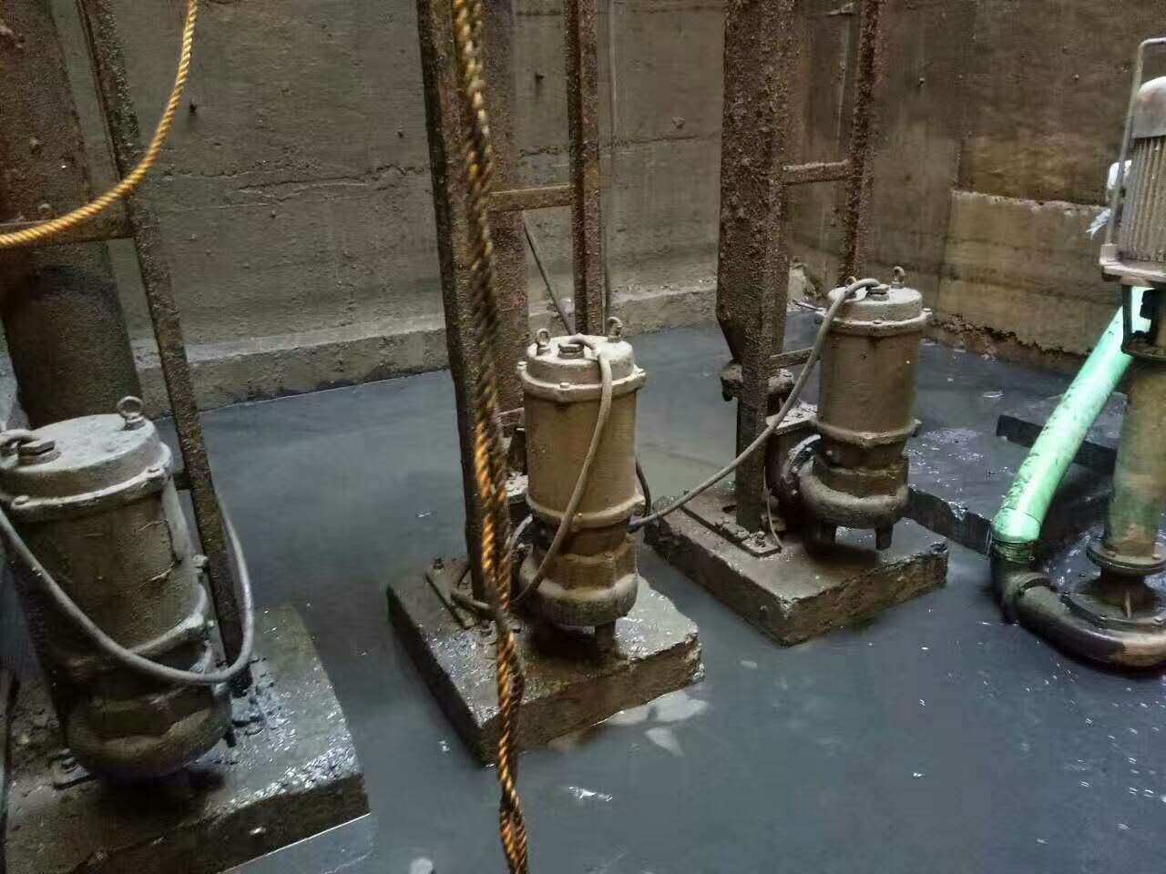 峨山污水池清理