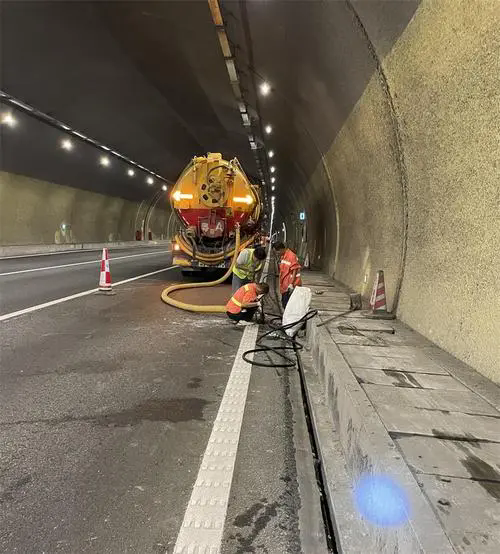 峨山隧道排水渠清淤